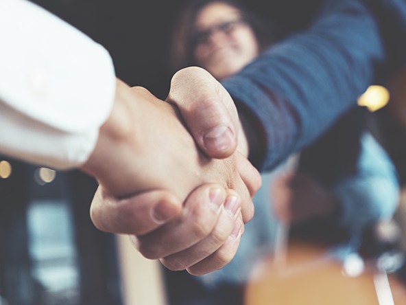 B2B business handshake_crop